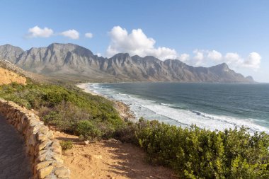 Kogel Körfezi, Batı Burnu, Soiuth Afrika. Aralık 2019. Clarens 'deki Kogels Körfezi' nde R44 'le Gordon' s Bay ve Rooi Els arasında manzaralı bir yol var. Hottentots dağları.