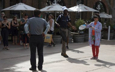 Cape Town, Güney Afrika. Aralık 2019. Doğu turistleri Cape Town, Güney Afrika 'daki Rıhtımda fotoğraf çekiyorlar. 2019.