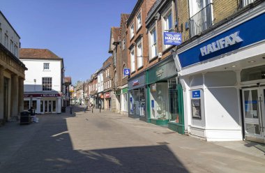 Winchester, İngiltere, İngiltere. Mart 2020. High Street Winchester Coronavirus salgını yüzünden dükkanları kapalı..
