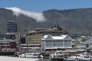 Cape Town, Güney Afrika. 2019. Rıhtım manzarası ve bulut Masa Dağı 'nın zirvesine tırmanıyor..