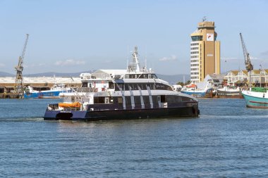 Cape Town, Güney Afrika. 2019. Yolcular ve Robben Adası hızlı feribotu, Krotoa Cape Town rıhtımında.. 