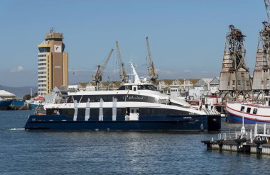 Cape Town, Güney Afrika. 2019. Yolcular ve Robben Adası hızlı feribotu, Krotoa Cape Town rıhtımında.. 