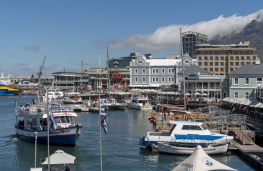 Cape Town, Güney Afrika. 2019. Rıhtım manzarası ve bulut Masa Dağı 'nın zirvesine tırmanıyor..