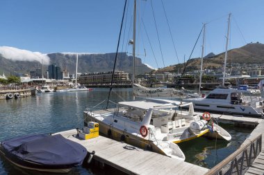 Cape Town, Güney Afrika. 2019. Rıhtım manzarası ve bulut Masa Dağı 'nın zirvesine tırmanıyor..