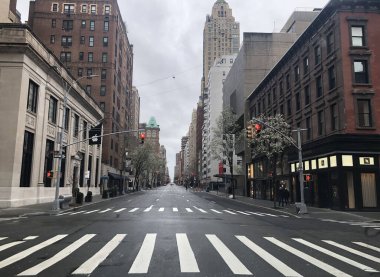 Yukarı Doğu Yakası, New York, ABD. 2020 yılı. İş çıkışı ve boş otoyol. Madison Bulvarı Doğu 74. Cadde, Yukarı Doğu Yakası, Manhattan, New York, Coronavirus Kilitlemesi sırasında.