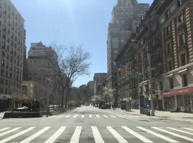 Manhattan, New York, ABD. 2020 yılı. İş çıkışı ve boş otoyol. Broadway 'de Batı 82. Cadde' de Yukarı Batı Yakası, Manhattan, New York 'ta Coronavirus tecridi sırasında.