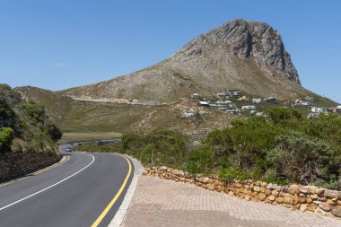 Rooiels Batı Burnu, Güney Afrika. 2019. Rooi Els, Clarence açıklarında küçük bir deniz kenarı inşaatı Overberg bölgesinde manzaralı bir otoyol. Güney Afrika