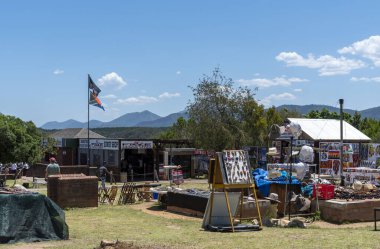 Bloukrans Köprüsü, Doğu Burnu, Güney Afrika. 2019. Afrika oymaları ve hediyeler Güney Afrika 'nın doğu Cape bölgesindeki Garden Route' daki Bloukrans Köprüsü 'nde satışta olan turistler için..