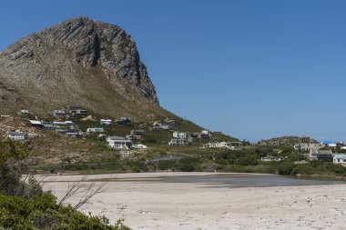 Rooiels Batı Burnu, Güney Afrika. 2019. Rooi Els, Clarence açıklarında küçük bir deniz kenarı inşaatı Overberg bölgesinde manzaralı bir otoyol. Güney Afrika
