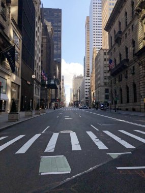 Manhattan, New York, ABD. 2020 yılı. 55. caddedeki 5. caddenin güneyine bakıyorum. Genelde şehir merkezinde çok yoğun bir alışveriş alanı. Coronavirus tecrit döneminde görülmüş..