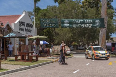 Sedgefield, Knysna, Batı Burnu, Güney Afrika. Aralık 2019. Knysna, Batı Afrika Burnu yakınlarındaki Garden Route 'daki Sedgefield pazarına ziyaretçiler.