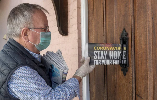 Hampshire 2020 Newspaper Delivery Man Wearing Protective Mask Surgical Gloves — Stock Photo, Image