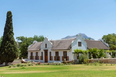 Tulbagh, Batı Burnu, Güney Afrika. 2019. Mavi gökyüzüne karşı pencereleri panjurlu tipik bir Cape Dutch tarzı.