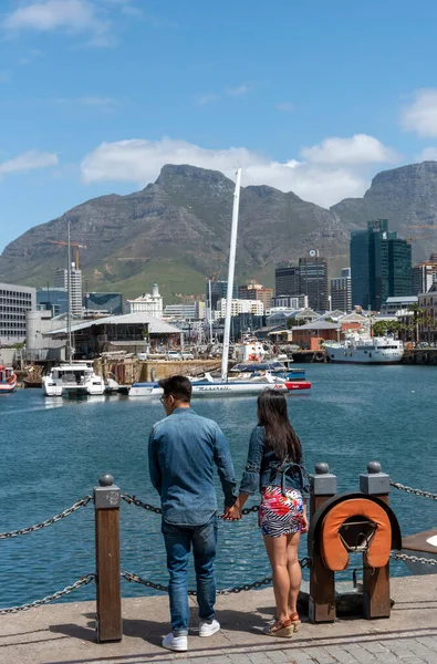 Ciudad Del Cabo Sudáfrica 2019 Pareja Joven Waterfront Mano Admirando — Foto de Stock
