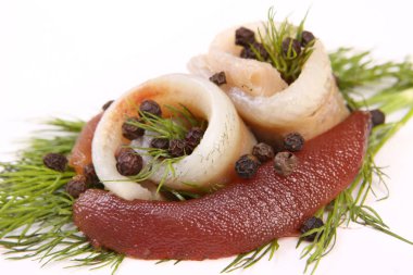 Ringa balığı ile rulo. Ryby pertse.esklyuziv çanak ringa. Dosya capelin. Ringa balığı korunması.