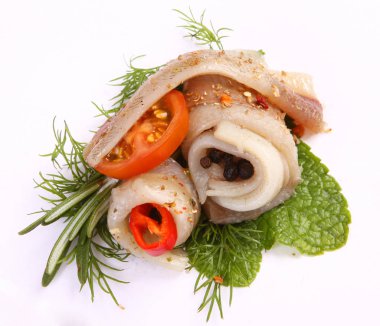 Kırmızı biber ringa. Ringa balığı filetosu tatlı biber üzerinde. Capelin fileto özel bir tabak. Balık fileto. Özel yemek balık.