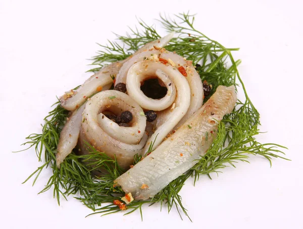 Roll with herring.Herring on pertse.esklyuziv dish of ryby.File capelin. Сохранение селедки . — стоковое фото