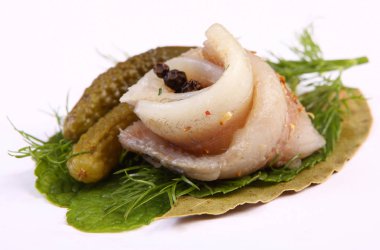 Kırmızı biber ringa. Ringa balığı filetosu tatlı biber üzerinde. Capelin fileto özel bir tabak. Balık fileto. Özel yemek balık.