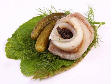 Kırmızı biber ringa. Ringa balığı filetosu tatlı biber üzerinde. Capelin fileto özel bir tabak. Balık fileto. Özel yemek balık.