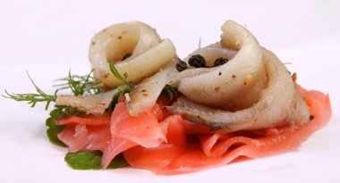 Ringa balığı ile rulo. Ryby pertse.esklyuziv çanak ringa. Dosya capelin. Ringa balığı korunması.