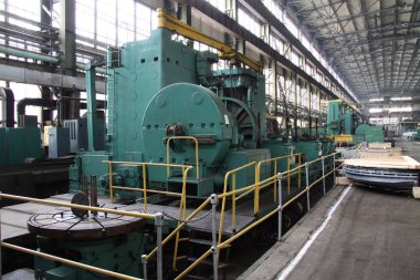 Su türbinleri imalatı. Büyük makine türbin üretim. Bitki büyük parçalar.