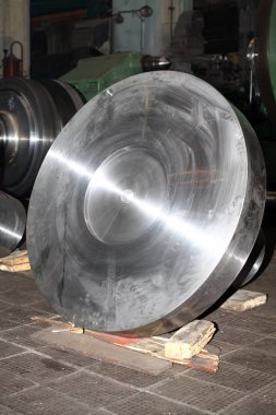 Sanayi üretimi türbinleri ağır sanayi için. Büyük çelik türbin bileşenleri. Endüstriyel. Su türbinleri imalatı. Büyük makine türbin üretim. Bitki büyük parçalar.