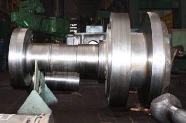 Su türbinleri imalatı. Büyük makine türbin üretim. Bitki büyük parçalar.