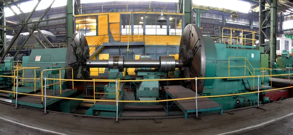 Fabricação de turbinas de água. A enorme máquina de turbina producti — Fotografia de Stock