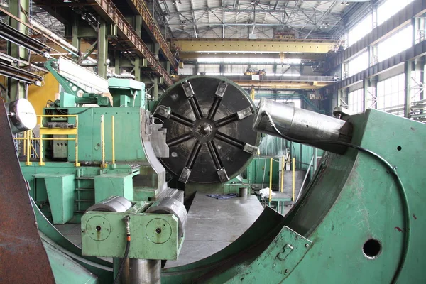 Fabricación de turbinas de agua. La enorme producción de turbinas de máquinas. Grandes partes de la planta . — Foto de Stock