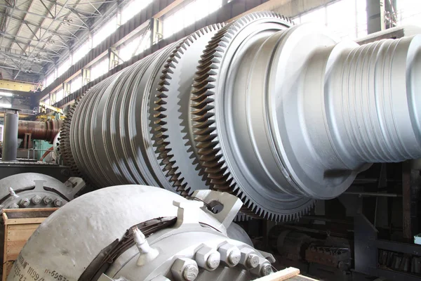 Vervaardiging van waterturbines. De enorme machine turbine productie. Grote delen van de plant. — Stockfoto