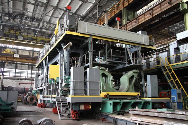Fabricación de turbinas de agua. La enorme producción de turbinas de máquinas. Grandes partes de la planta . — Foto de Stock