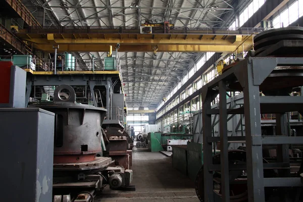 重工業用タービンの生産 巨大な鋼のタービン部品 水車の製造 巨大な機械のタービンの生産 植物の大部分 — ストック写真
