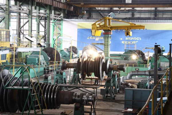 Fabbricazione di turbine ad acqua. L'enorme produzione di turbine a macchina. Grandi parti della pianta . — Foto Stock