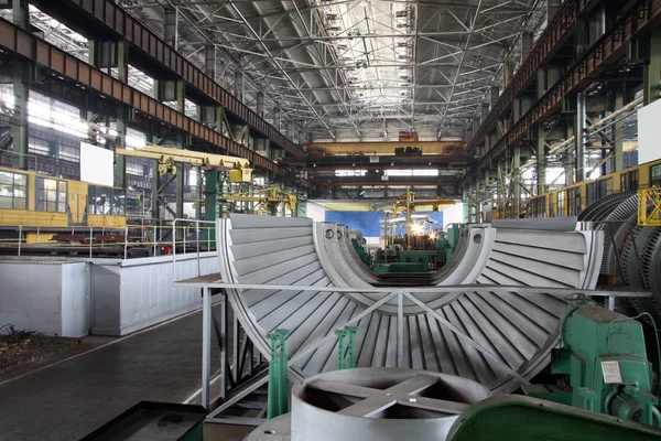 重工業用タービンの生産 巨大な鋼のタービン部品 水車の製造 巨大な機械のタービンの生産 植物の大部分 — ストック写真
