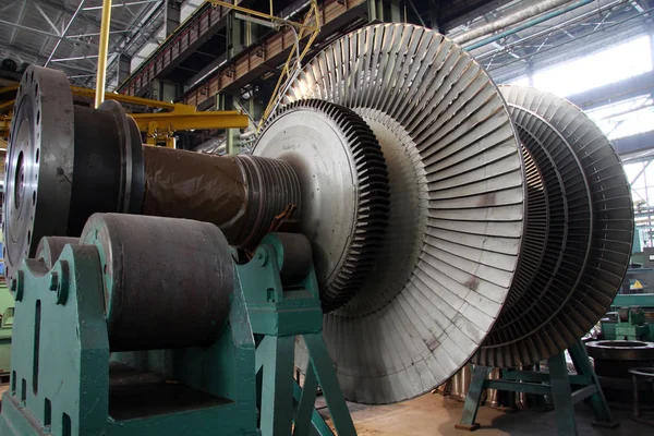 Fabricação de turbinas de água. A enorme produção de turbinas de máquinas. Grandes partes da planta . — Fotografia de Stock