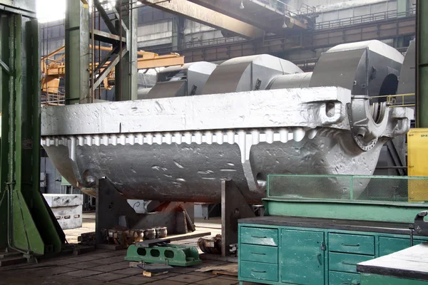Fabricación de turbinas de agua. La enorme producción de turbinas de máquinas. Grandes partes de la planta . — Foto de Stock
