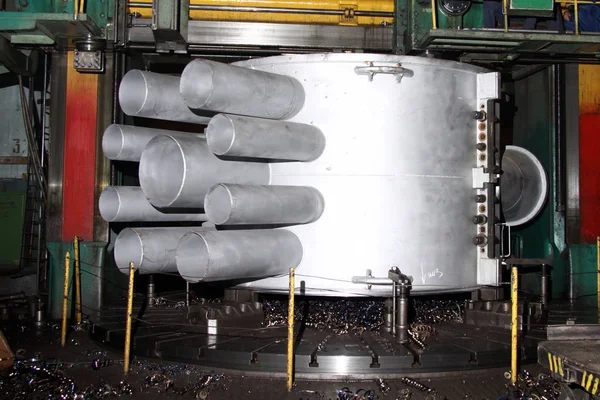 Fabricação de turbinas de água. A enorme produção de turbinas de máquinas. Grandes partes da planta . — Fotografia de Stock