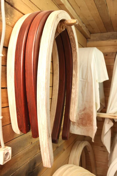 Fabricación de sillas. Silla mecedora sobre fondo de madera . —  Fotos de Stock