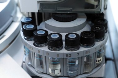 Kalite kontrol laboratuar ilaç. Kromatograf işlemi. Bo