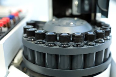 Kalite kontrol laboratuar ilaç. Kromatograf işlemi. Bo