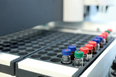 Kalite kontrol laboratuar ilaç. Kromatograf işlemi. Bo