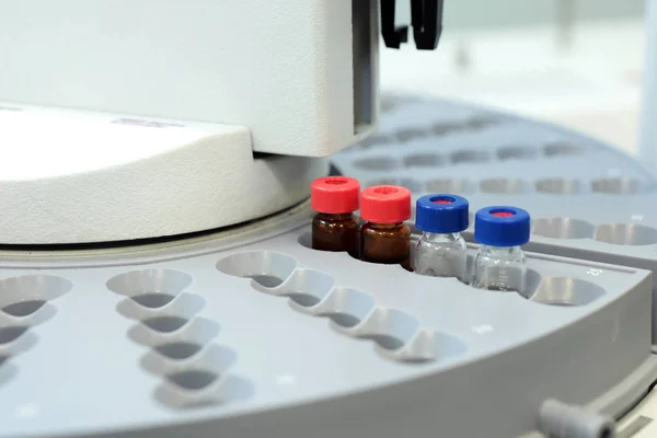 Control de calidad Medicina de laboratorio. Operación de cromatógrafo. ¡Bo! — Foto de Stock