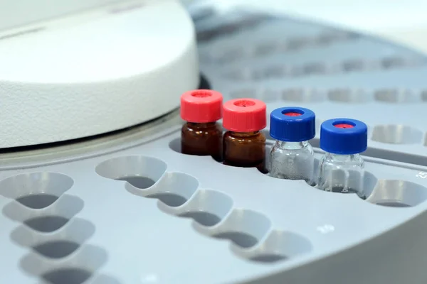 Control de calidad Medicina de laboratorio. Operación de cromatógrafo. ¡Bo! — Foto de Stock