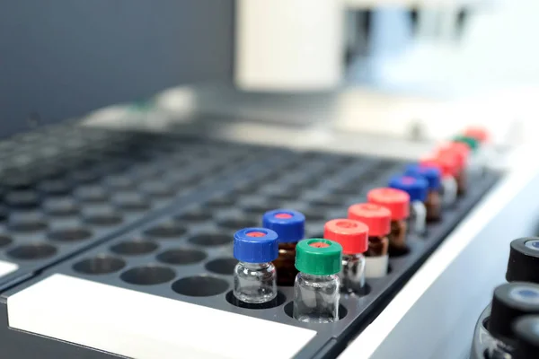 Control de calidad Medicina de laboratorio. Operación de cromatógrafo. ¡Bo! — Foto de Stock