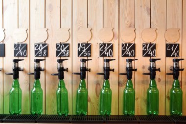 Bar bira dökmek. Bira Counter. Kitle bira dokunun. Bir sürü bira şişeleri döktü