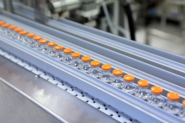 Enjeksiyon için steril kapsül. Şişe ilaç fabrikası şişeleme hatta. Makine steril sıvılar kontrol ettikten sonra. İnterferon, nasoferon.