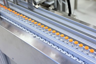 Enjeksiyon için steril kapsül. Şişe ilaç fabrikası şişeleme hatta. Makine steril sıvılar kontrol ettikten sonra. İnterferon, nasoferon.