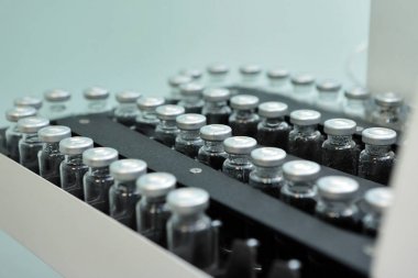 Steril şişeler ve ampul losyonlu telefonda. Tıp ile mühürlü ampul.