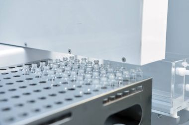 Enjeksiyon için steril kapsül. Şişe ilaç fabrikası şişeleme hatta. Makine steril sıvılar kontrol ettikten sonra. İnterferon, nasoferon.