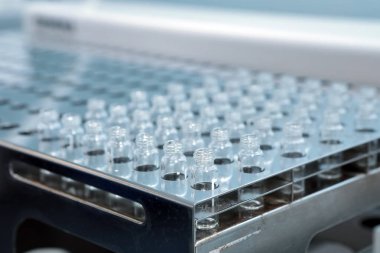 Steril şişeler ve ampul losyonlu telefonda. Tıp ile mühürlü ampul.